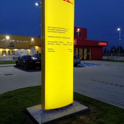 Nowoczesne pylony reklamowe – jak zaprojektować totem firmowy, który nie zniknie w tłumie?