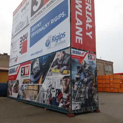 Wydruki wielkoformatowe w marketingu outdoorowym – kiedy i gdzie działają najlepiej