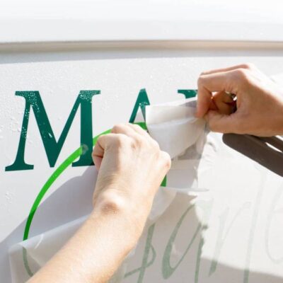 Jakie korzyści z reklamy na aucie?