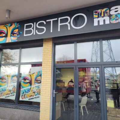 Witryna sklepowa jako nośnik reklamy – jak zaprojektować szyld i grafikę zgodnie z przepisami i estetyką miasta?