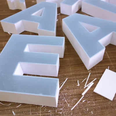 Litery 3D z plexi, dibondu czy styroduru – porównanie materiałów w praktyce reklamowej