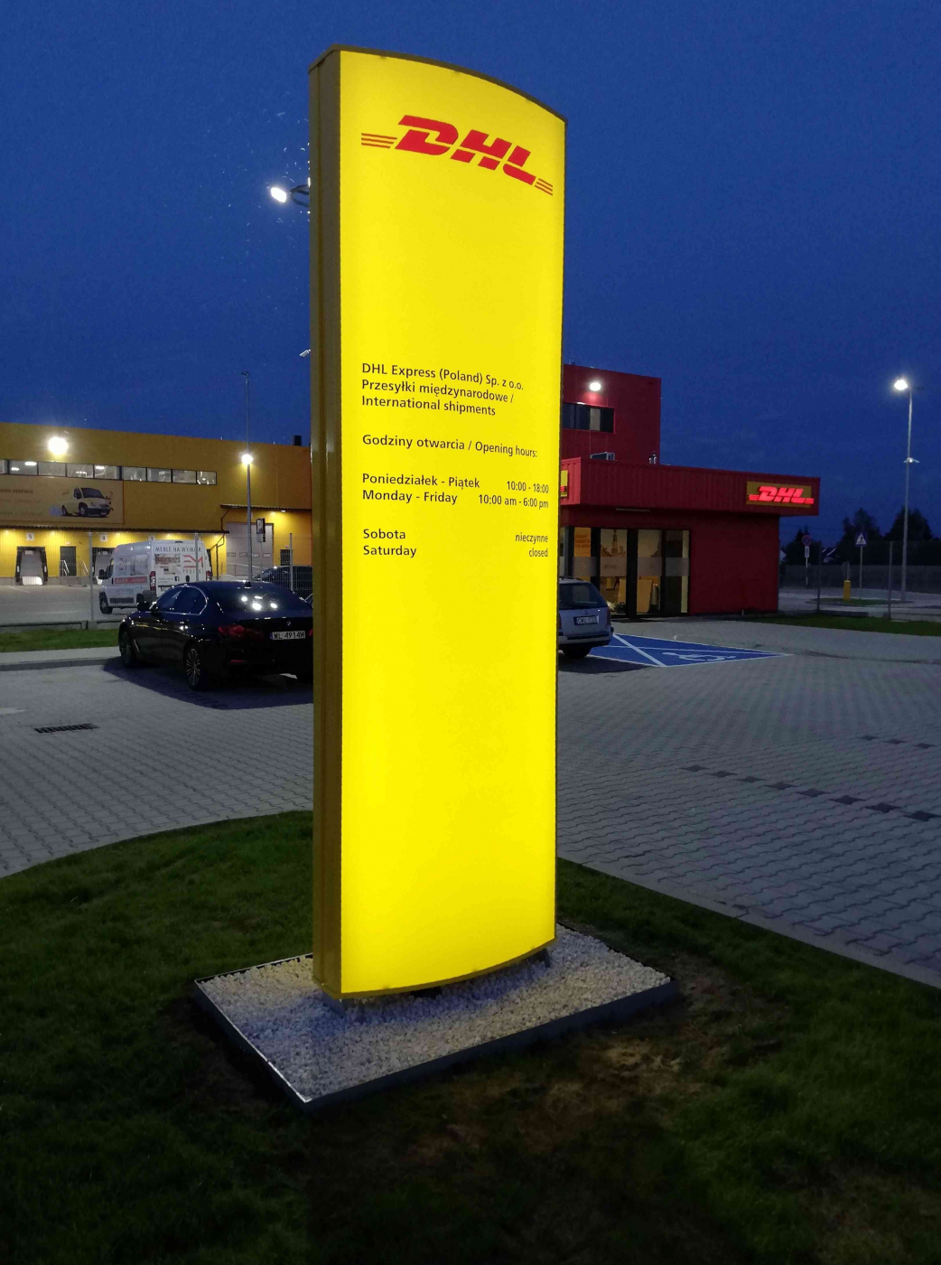Podświetlany pylon reklamowy DHL — realizacja PB Reklama