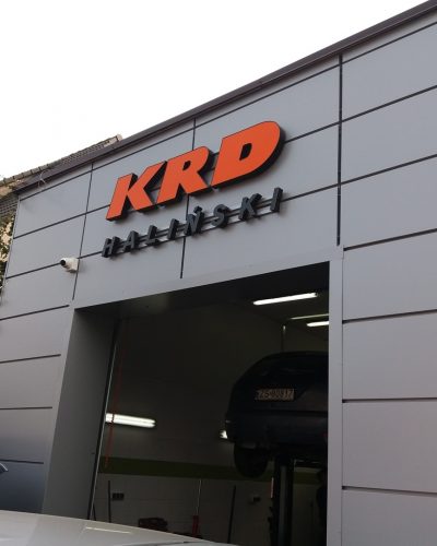 Litery przestrzenne na elewacji — KRD