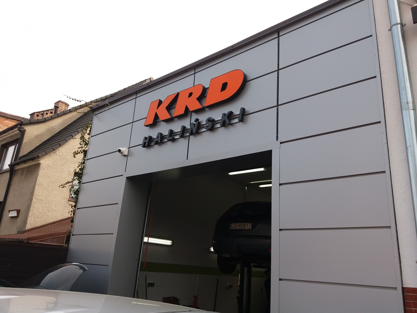 Elewacja wentylowana z kasetonów aluminiowych — realizacja PB Reklama